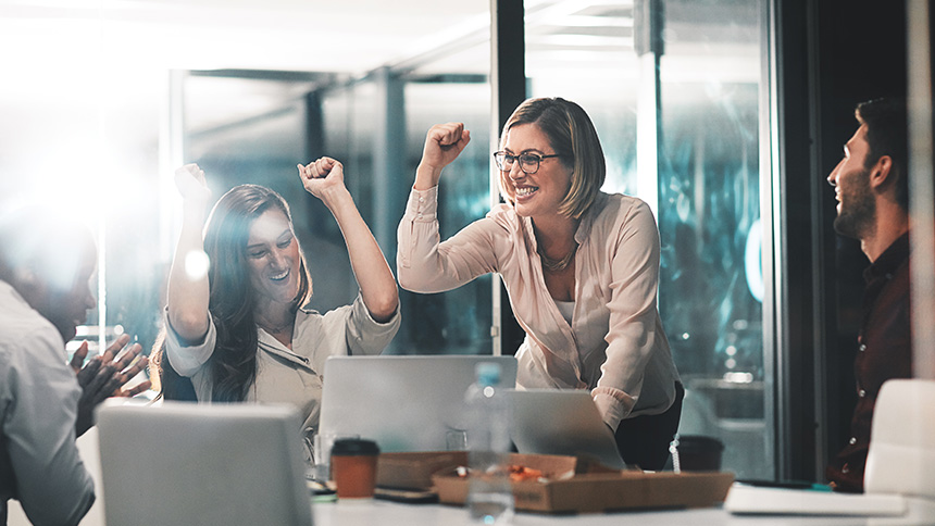 Equipo de consultores de negocios celebrando el xito de sus clientes